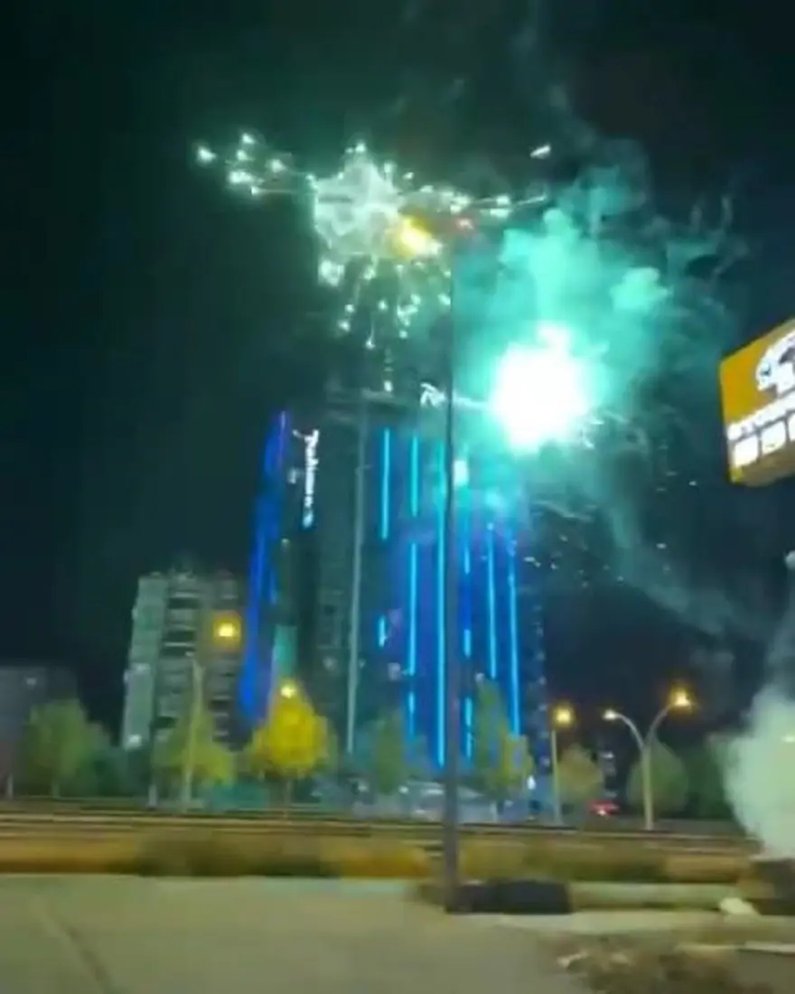 Bursaspor’un kaldığı otelin çevresinde havai fişek atan taraftarlar gözaltına alındı 1