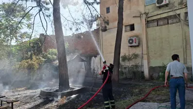 Araştırma merkezinin bahçesinde yangın: Yan binaya da sıçradı
