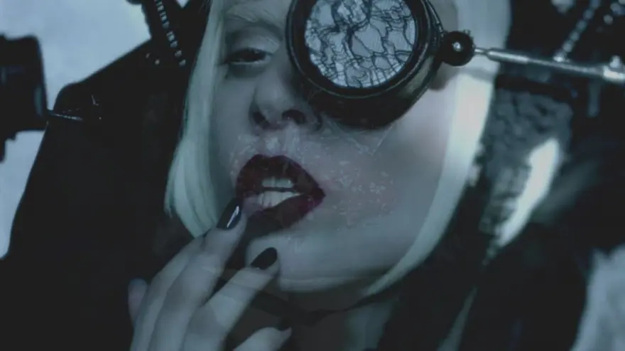 Gaga'dan homoerotik bir askeri fantezi 16