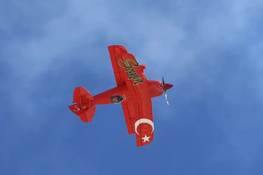 Türkiye'nin tek sivil akrobasi pilotundan cumhuriyetin 101. yaşına özel uçuş 3