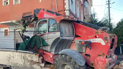 Yokuş aşağı kontrolden çıkan iş makinesi dehşet saçtı: 2'si çocuk 4 yaralı