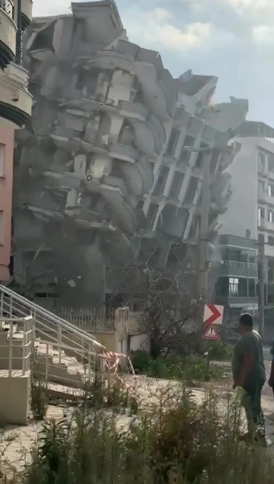7 katlı bina korna sesiyle yerle bir oldu! Deprem oluyor sandılar 3