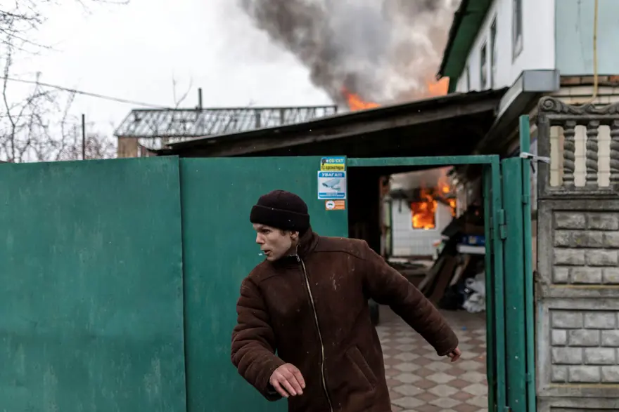 Kiev'in yanı başındaki İrpin'de bombardımanlar arttı: Halk kucaklarında çocuklarıyla bombalardan kaçmaya çalışıyor 