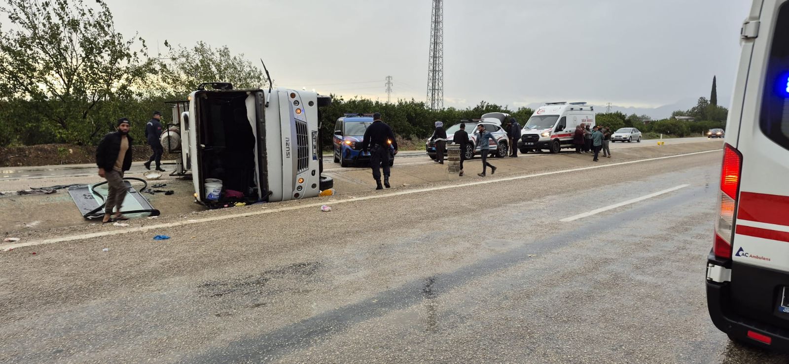 Tarım işçilerini taşıyan midibüs devrildi: 11 yaralı