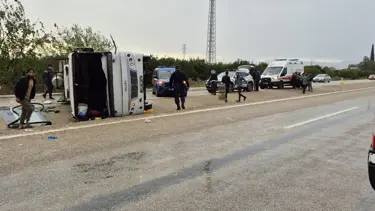 Tarım işçilerini taşıyan midibüs devrildi: 11 yaralı