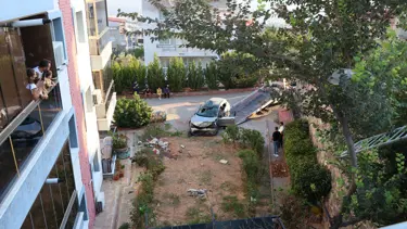 İzmir'de otomobil apartmanın bahçesine düştü: 2 yaralı