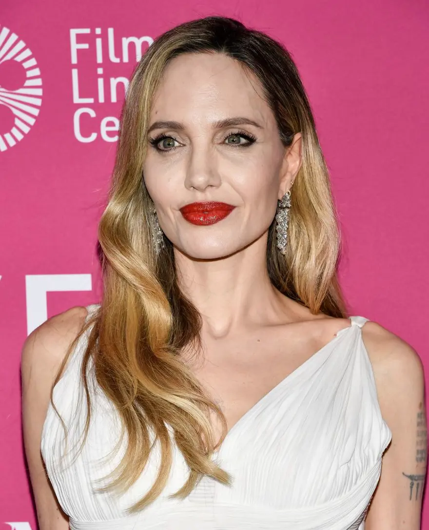 Angelina Jolie, çocuklarını artık spot ışıklarından uzak tutmuyor 1 Angelina Jolie, çocuklarını artık spot ışıklarından uzak tutmuyor 1