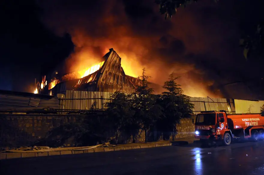 Yıldırım düştü, fabrikanın deposu yandı 