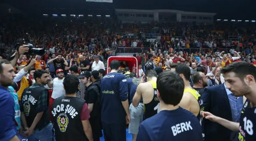 Fenerbahçe Kulübü: Sarı kırmızılı bir taraftar Obradovic'e tükürdü 2