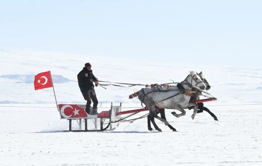 Turizmcilerin yeni rotası Çıldır Gölü 8