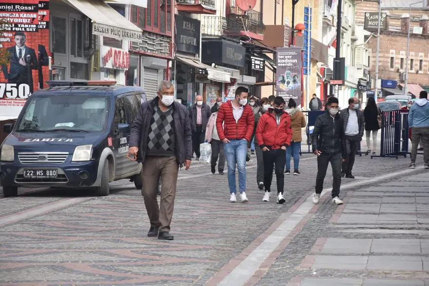 'Çok yüksek riskli' Edirne'de iki caddeye girişler bariyerlerle kapatıldı 6