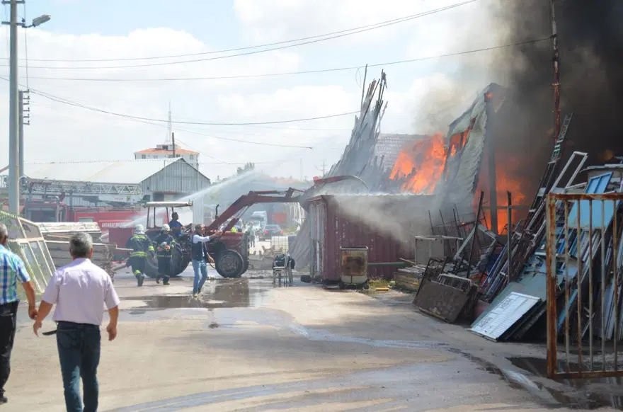 Aksaray'da kereste deposunda yangın: Alevler hurda deposunu da sardı 1