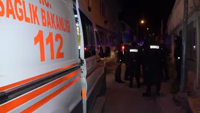 Kısıtlamada 'dur' ihtarına uymayan kadın sürücü bekçiye çarptı
