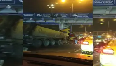 Beylikdüzü'nde kamyon, metrobüs üst geçidine çarptı, sürücü ağır yaralandı