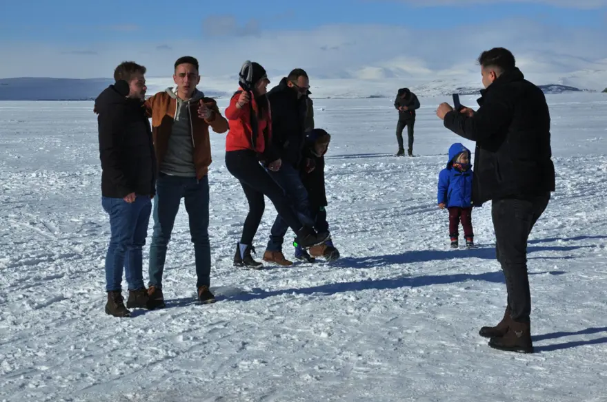 Çıldır gölü Fransız medyasını hayran bıraktı: Donmuş Türk gölü boyunca atlı kızak yolculuğu 14