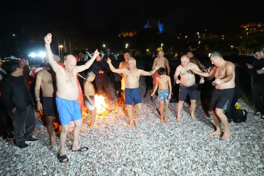 Yeni yıla denizde girdiler: 20 yıldır devam eden gelenek bozulmadı 5