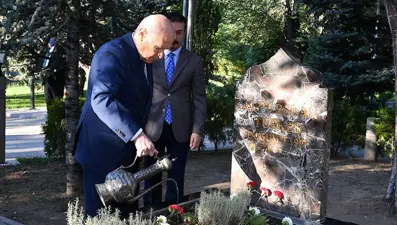 Bahçeli'den Alparslan Türkeş'in mezarına ziyaret