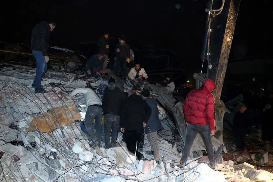 MALATYA'DA FIRAT 19,5 SAAT SONRA ENKAZDAN YARALI KURTARILDI 103