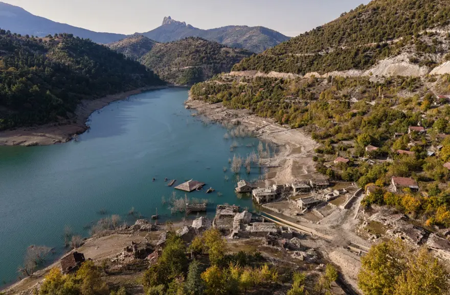 Baraj suları çekilince taş evler gün yüzüne çıktı 1