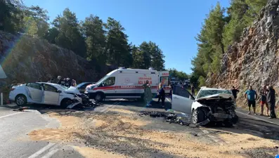 Antalya'da iki otomobil çarpıştı: 2 ölü, 5 yaralı