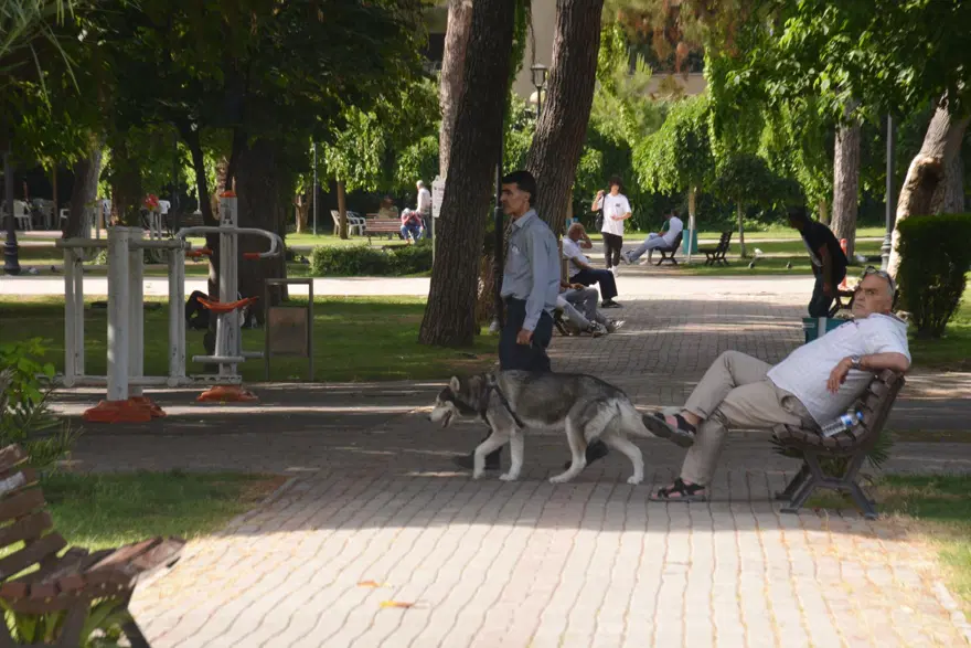 Adana'da sıcaklık 37 dereceyi buldu, parklar doldu 2 Adana'da sıcaklık 37 dereceyi buldu, parklar doldu 2