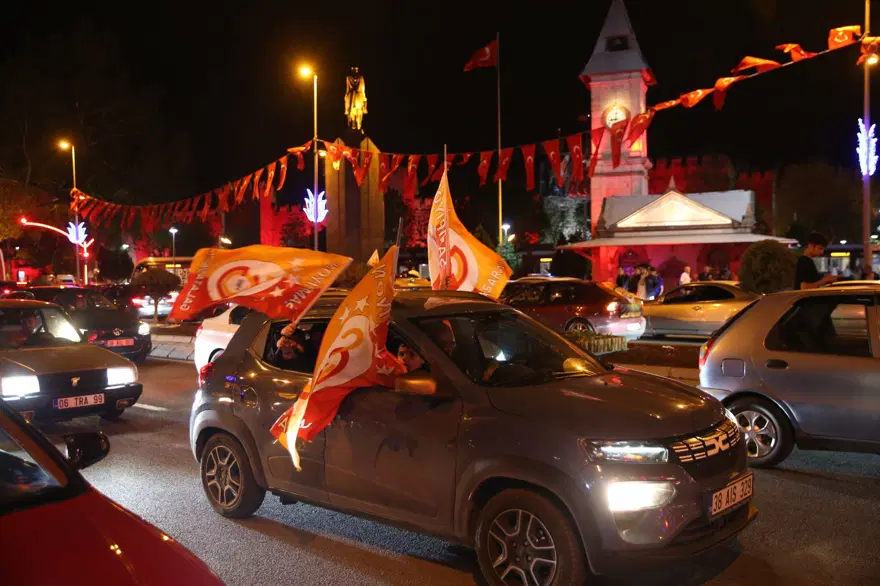 Galatasaray taraftarı sokağa döküldü 13 Galatasaray taraftarı sokağa döküldü 13