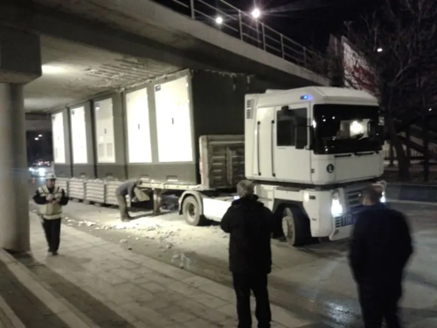 TIR üst geçide sıkıştı 2
