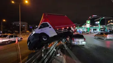 Otomobille çarpışan kamyonet bariyerlere çıktı: 3 yaralı