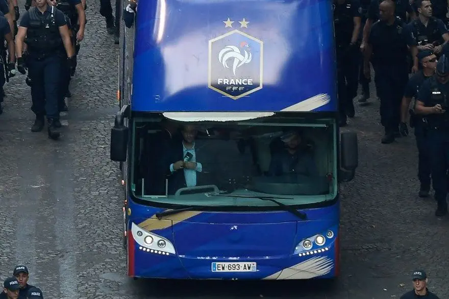 Macron'un göstericiyi darp eden korumasına gözaltı 14 Macron'un göstericiyi darp eden korumasına gözaltı 14