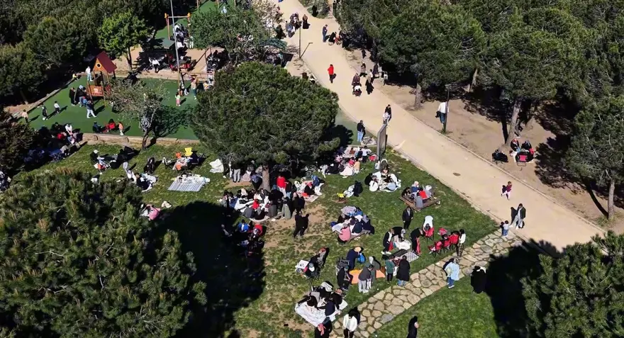 Depremin ardından park ve bahçeler doldu 11
