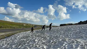 Sıcaktan bunalanlar Ardahan'ın karlı yaylalarında serinliyor