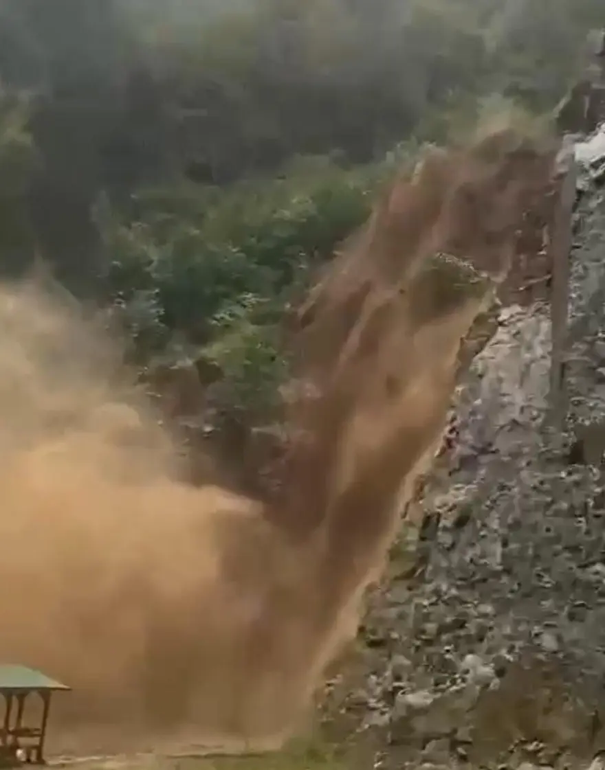 Trabzon’un 3 ilçesi şiddetli yağışa teslim oldu 6