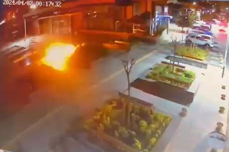 Başakşehir'de el bombalı saldırı: İş yerlerine saldıran şüpheliler kaçtı