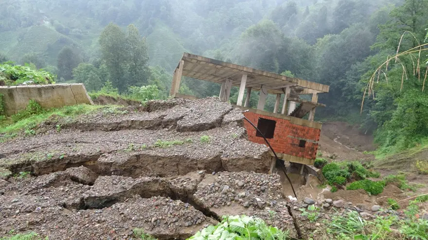 Rize'de 3 katlı bina heyelanda sürüklendi 12 Rize'de 3 katlı bina heyelanda sürüklendi 12