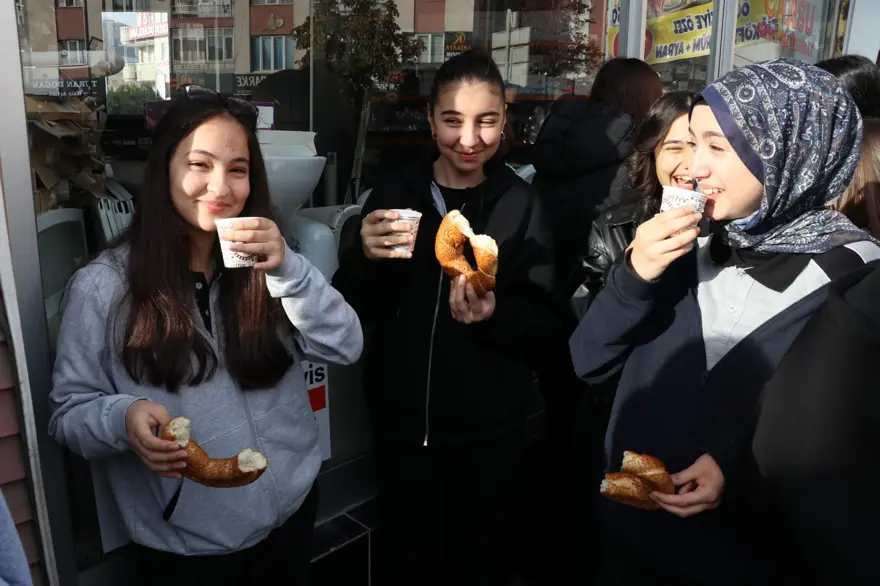 Bir bardak süt ile önyargıları yıktı: Sabah okula giden çocuklara dağıttı 1