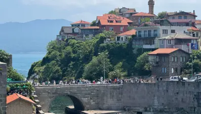 Bayram tatilinde yine doldu taştı: Nüfusunun 10 katı misafir ağırlıyor