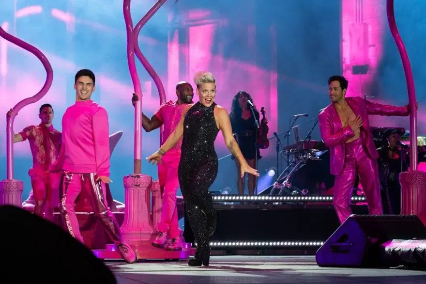 ABD'li şarkıcı Pink'ten kıyafet cezası alan sporculara destek 2 ABD'li şarkıcı Pink'ten kıyafet cezası alan sporculara destek 2