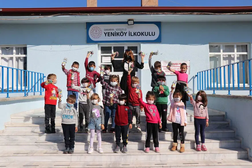 Öğrencilerine ‘İ’ harfini öğretmek için okula inek getirdi 10