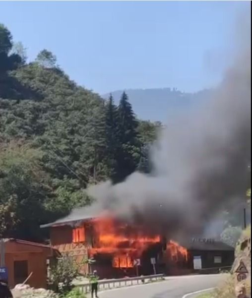 Sosyal tesislerde yangın: Restoran ile kafe kül oldu