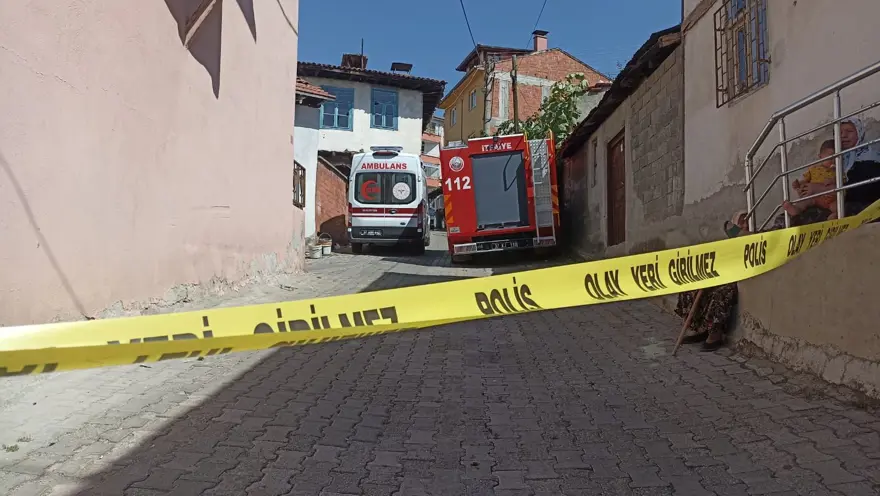 Ölenpolisin eşi “bomba gömdü” dedi, evin bahçesinde bomba araması yapıldı Ölenpolisin eşi “bomba gömdü” dedi, evin bahçesinde bomba araması yapıldı