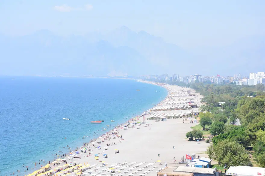 Antalya’da bunaltıcı sıcak: Deniz suyu 30 dereceyeyaklaştı 5