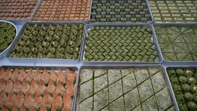 Tatlılardaki hileye dikkat: Baklavada ıspanak, bezelye ve yer fıstığı oyunu