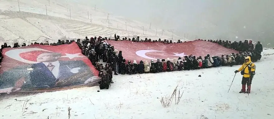 Cumhuriyet Bayramı kutlamasında tipiye yakalandılar: Kar altında Cumhuriyet coşkusu Cumhuriyet Bayramı kutlamasında tipiye yakalandılar: Kar altında Cumhuriyet coşkusu