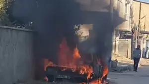 Adana'da panik anları: Park halindeki araç yandı