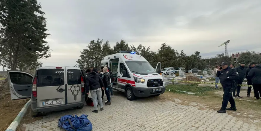 İki kuzen mezarlıkta başlarından silahla vurulmuş halde ölü bulundu 