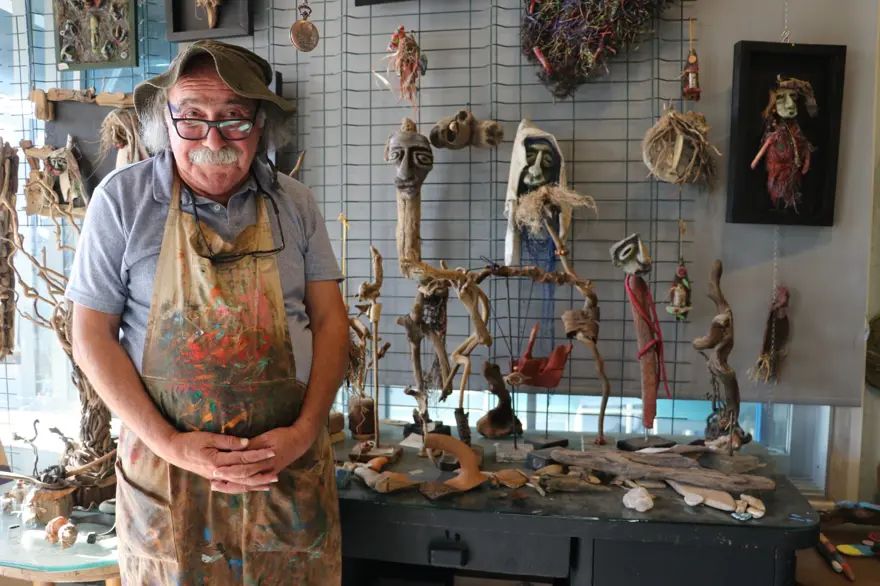 Deniz sahile sürüklüyor, o topluyor: Adeta bir sanat eserine dönüştürüyor 2