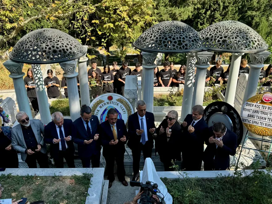 Zeki Müren vefatının 28'inci yılında mezarı başında anıldı 6 Zeki Müren vefatının 28'inci yılında mezarı başında anıldı 6