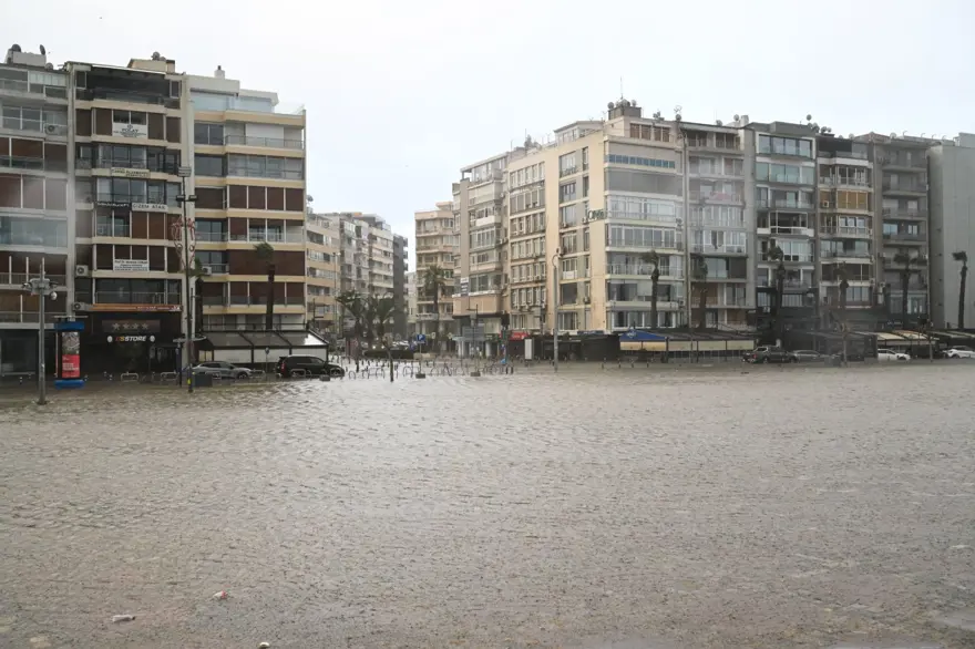 İzmir'i sağanak ve fırtına vurdu: Kıyı şeridi su altında! 18