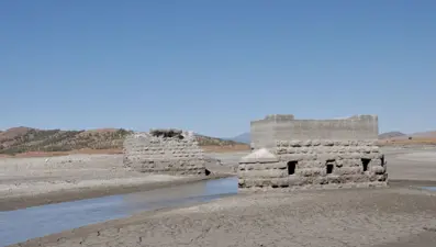 Barajda sular çekildi: Demir yolu hattı gün yüzüne çıktı