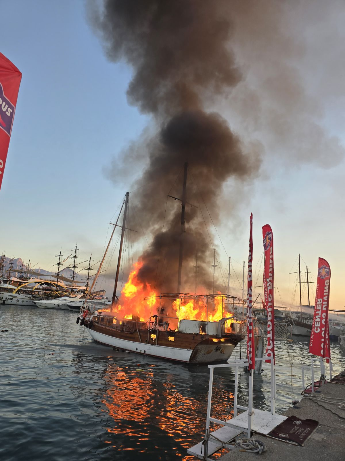 Gezi teknesi alev alev yandı